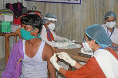 Burdwan Town, Purba Bardhaman Bölgesi, Batı Bengal / Hindistan - 17.05.2021: Hükümetin girişimiyle özel öncelikli grup insanlarına ücretsiz COVID-19 aşısı veriliyor.