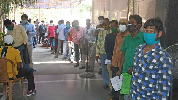 Burdwan Town, Purba Bardhaman Bölgesi, Batı Bengal / Hindistan - 17.05.2021: Hükümetin girişimiyle özel öncelikli grup insanlarına ücretsiz COVID-19 aşısı veriliyor.