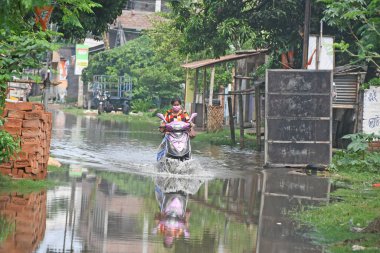 Burdwan Town, Purba Bardhaman İlçesi, Batı Bengal / Hindistan - 23.05.2021: Burdwan 'da yağmur nedeniyle ıslanmış bir sokak.