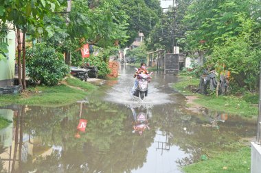 Burdwan Town, Purba Bardhaman İlçesi, Batı Bengal / Hindistan - 23.05.2021: Burdwan 'da yağmur nedeniyle ıslanmış bir sokak.