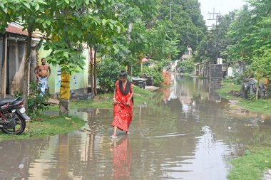 Burdwan Town, Purba Bardhaman İlçesi, Batı Bengal / Hindistan - 23.05.2021: Burdwan 'da yağmur nedeniyle ıslanmış bir sokak.