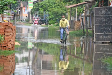 Burdwan Town, Purba Bardhaman İlçesi, Batı Bengal / Hindistan - 23.05.2021: Burdwan 'da yağmur nedeniyle ıslanmış bir sokak.