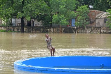 Burdwan Kasabası, Purba Bardhaman Bölgesi, Batı Bengal / Hindistan - 30.07.2021: Burdwan 'daki sayısız konut sel sularının son 48 saat içinde taşması sonrasında sular altında kaldı. 
