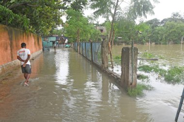 Burdwan Kasabası, Purba Bardhaman Bölgesi, Batı Bengal / Hindistan - 30.07.2021: Burdwan 'daki sayısız konut sel sularının son 48 saat içinde taşması sonrasında sular altında kaldı. 