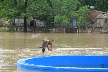 Burdwan Kasabası, Purba Bardhaman Bölgesi, Batı Bengal / Hindistan - 30.07.2021: Burdwan 'daki sayısız konut sel sularının son 48 saat içinde taşması sonrasında sular altında kaldı. 