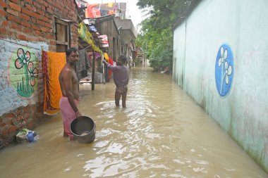 Burdwan Kasabası, Purba Bardhaman Bölgesi, Batı Bengal / Hindistan - 30.07.2021: Burdwan 'daki sayısız konut sel sularının son 48 saat içinde taşması sonrasında sular altında kaldı. 