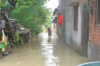 Burdwan Kasabası, Purba Bardhaman Bölgesi, Batı Bengal / Hindistan - 30.07.2021: Burdwan 'daki sayısız konut sel sularının son 48 saat içinde taşması sonrasında sular altında kaldı. 