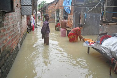 Burdwan Kasabası, Purba Bardhaman Bölgesi, Batı Bengal / Hindistan - 30.07.2021: Burdwan 'daki sayısız konut sel sularının son 48 saat içinde taşması sonrasında sular altında kaldı. 