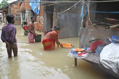 Burdwan Kasabası, Purba Bardhaman Bölgesi, Batı Bengal / Hindistan - 30.07.2021: Burdwan 'daki sayısız konut sel sularının son 48 saat içinde taşması sonrasında sular altında kaldı. 