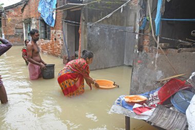Burdwan Kasabası, Purba Bardhaman Bölgesi, Batı Bengal / Hindistan - 30.07.2021: Burdwan 'daki sayısız konut sel sularının son 48 saat içinde taşması sonrasında sular altında kaldı. 