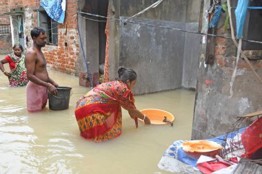 Burdwan Kasabası, Purba Bardhaman Bölgesi, Batı Bengal / Hindistan - 30.07.2021: Burdwan 'daki sayısız konut sel sularının son 48 saat içinde taşması sonrasında sular altında kaldı. 