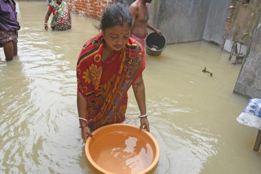 Burdwan Kasabası, Purba Bardhaman Bölgesi, Batı Bengal / Hindistan - 30.07.2021: Burdwan 'daki sayısız konut sel sularının son 48 saat içinde taşması sonrasında sular altında kaldı. 