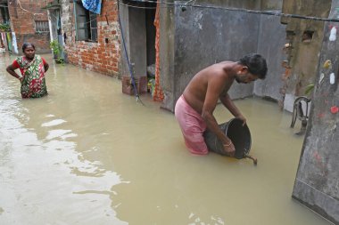 Burdwan Kasabası, Purba Bardhaman Bölgesi, Batı Bengal / Hindistan - 30.07.2021: Burdwan 'daki sayısız konut sel sularının son 48 saat içinde taşması sonrasında sular altında kaldı. 