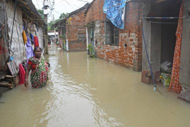 Burdwan Kasabası, Purba Bardhaman Bölgesi, Batı Bengal / Hindistan - 30.07.2021: Burdwan 'daki sayısız konut sel sularının son 48 saat içinde taşması sonrasında sular altında kaldı. 