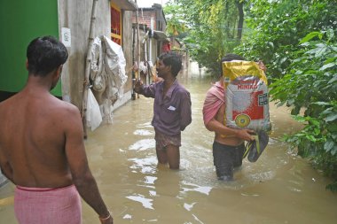 Burdwan Kasabası, Purba Bardhaman Bölgesi, Batı Bengal / Hindistan - 30.07.2021: Burdwan 'daki sayısız konut sel sularının son 48 saat içinde taşması sonrasında sular altında kaldı. 