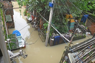 Burdwan Kasabası, Purba Bardhaman Bölgesi, Batı Bengal / Hindistan - 30.07.2021: Burdwan 'daki sayısız konut sel sularının son 48 saat içinde taşması sonrasında sular altında kaldı. 