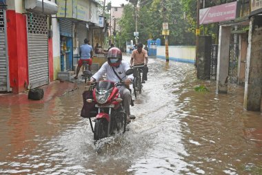Burdwan Kasabası, Purba Bardhaman Bölgesi, Batı Bengal / Hindistan - 30.07.2021: Burdwan 'daki sayısız konut sel sularının son 48 saat içinde taşması sonrasında sular altında kaldı. 
