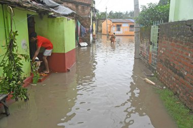 Burdwan Kasabası, Purba Bardhaman Bölgesi, Batı Bengal / Hindistan - 30.07.2021: Burdwan 'daki sayısız konut sel sularının son 48 saat içinde taşması sonrasında sular altında kaldı. 