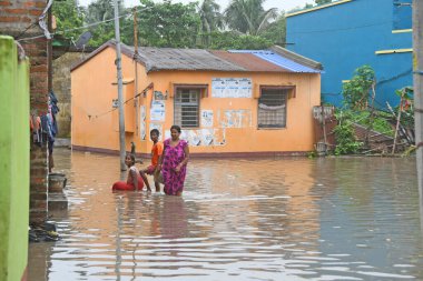 Burdwan Kasabası, Purba Bardhaman Bölgesi, Batı Bengal / Hindistan - 30.07.2021: Burdwan 'daki sayısız konut sel sularının son 48 saat içinde taşması sonrasında sular altında kaldı. 