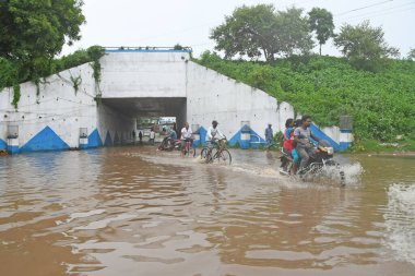 Burdwan Kasabası, Purba Bardhaman Bölgesi, Batı Bengal / Hindistan - 30.07.2021: Burdwan 'daki sayısız konut sel sularının son 48 saat içinde taşması sonrasında sular altında kaldı. 