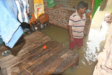 Burdwan Kasabası, Purba Bardhaman Bölgesi, Batı Bengal / Hindistan - 30.07.2021: Burdwan 'daki sayısız konut sel sularının son 48 saat içinde taşması sonrasında sular altında kaldı. 