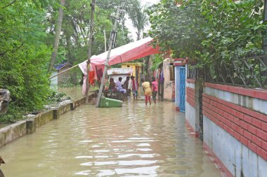 Burdwan Kasabası, Purba Bardhaman Bölgesi, Batı Bengal / Hindistan - 30.07.2021: Burdwan 'daki sayısız konut sel sularının son 48 saat içinde taşması sonrasında sular altında kaldı. 