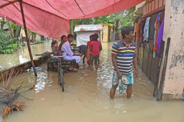 Burdwan Kasabası, Purba Bardhaman Bölgesi, Batı Bengal / Hindistan - 30.07.2021: Burdwan 'daki sayısız konut sel sularının son 48 saat içinde taşması sonrasında sular altında kaldı. 