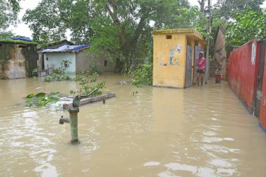 Burdwan Kasabası, Purba Bardhaman Bölgesi, Batı Bengal / Hindistan - 30.07.2021: Burdwan 'daki sayısız konut sel sularının son 48 saat içinde taşması sonrasında sular altında kaldı. 
