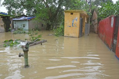 Burdwan Kasabası, Purba Bardhaman Bölgesi, Batı Bengal / Hindistan - 30.07.2021: Burdwan 'daki sayısız konut sel sularının son 48 saat içinde taşması sonrasında sular altında kaldı. 