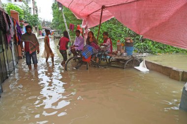 Burdwan Kasabası, Purba Bardhaman Bölgesi, Batı Bengal / Hindistan - 30.07.2021: Burdwan 'daki sayısız konut sel sularının son 48 saat içinde taşması sonrasında sular altında kaldı. 