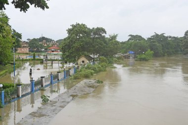 Burdwan Kasabası, Purba Bardhaman Bölgesi, Batı Bengal / Hindistan - 30.07.2021: Banka nehri Burdwan kasabasındaki şiddetli sağanak yağış nedeniyle şişiyor. 