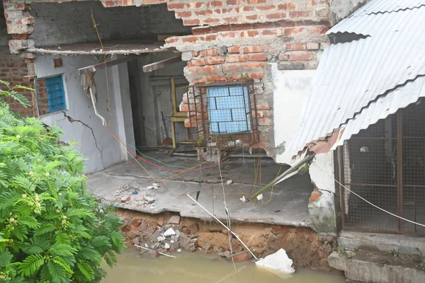 Burdwan Kasabası, Purba Bardhaman Bölgesi, Batı Bengal / Hindistan - 30.07.2021: Çarşamba gününden bu yana Burdwan Kasabası 'nda kontrolsüz yağış sırasında 40 kadar ev çöktü.