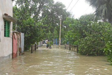 Burdwan Kasabası, Purba Bardhaman Bölgesi, Batı Bengal / Hindistan - 31.07.2021: Burdwan şehrinin çok sayıda bölgesi şiddetli yağmurlar ve Banka nehir suyu tarafından sular altında kaldı.