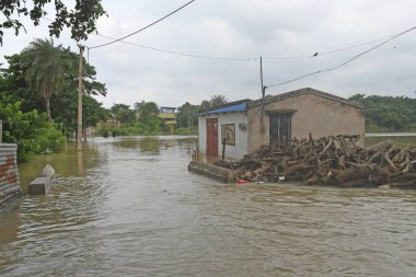 Burdwan Kasabası, Purba Bardhaman Bölgesi, Batı Bengal / Hindistan - 31.07.2021: Burdwan şehrinin çok sayıda bölgesi şiddetli yağmurlar ve Banka nehir suyu tarafından sular altında kaldı.