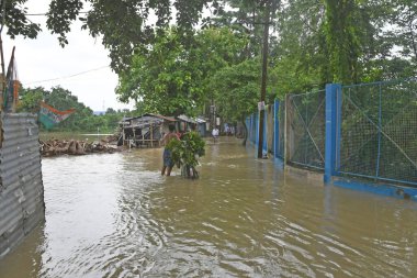Burdwan Kasabası, Purba Bardhaman Bölgesi, Batı Bengal / Hindistan - 31.07.2021: Burdwan şehrinin çok sayıda bölgesi şiddetli yağmurlar ve Banka nehir suyu tarafından sular altında kaldı.