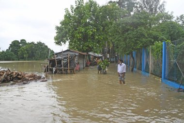 Burdwan Kasabası, Purba Bardhaman Bölgesi, Batı Bengal / Hindistan - 31.07.2021: Burdwan şehrinin çok sayıda bölgesi şiddetli yağmurlar ve Banka nehir suyu tarafından sular altında kaldı.