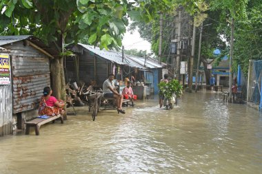 Burdwan Kasabası, Purba Bardhaman Bölgesi, Batı Bengal / Hindistan - 31.07.2021: Burdwan şehrinin çok sayıda bölgesi şiddetli yağmurlar ve Banka nehir suyu tarafından sular altında kaldı.