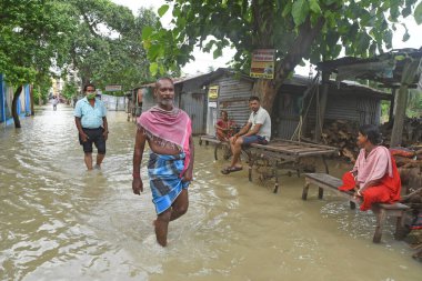 Burdwan Kasabası, Purba Bardhaman Bölgesi, Batı Bengal / Hindistan - 31.07.2021: Burdwan şehrinin çok sayıda bölgesi şiddetli yağmurlar ve Banka nehir suyu tarafından sular altında kaldı.
