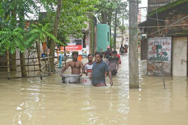 Burdwan Kasabası, Purba Bardhaman Bölgesi, Batı Bengal / Hindistan - 31.07.2021: Burdwan şehrinin çok sayıda bölgesi şiddetli yağmurlar ve Banka nehir suyu tarafından sular altında kaldı.