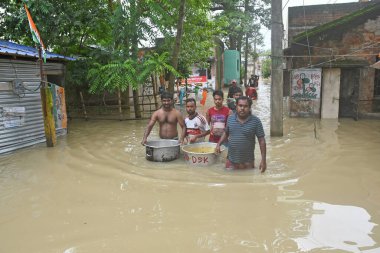 Burdwan Kasabası, Purba Bardhaman Bölgesi, Batı Bengal / Hindistan - 31.07.2021: Burdwan şehrinin çok sayıda bölgesi şiddetli yağmurlar ve Banka nehir suyu tarafından sular altında kaldı.