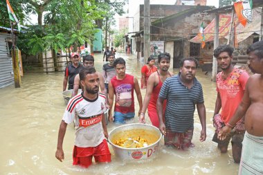 Burdwan Kasabası, Purba Bardhaman Bölgesi, Batı Bengal / Hindistan - 31.07.2021: Burdwan şehrinin çok sayıda bölgesi şiddetli yağmurlar ve Banka nehir suyu tarafından sular altında kaldı.
