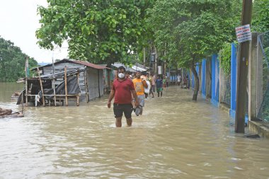 Burdwan Kasabası, Purba Bardhaman Bölgesi, Batı Bengal / Hindistan - 31.07.2021: Burdwan şehrinin çok sayıda bölgesi şiddetli yağmurlar ve Banka nehir suyu tarafından sular altında kaldı.