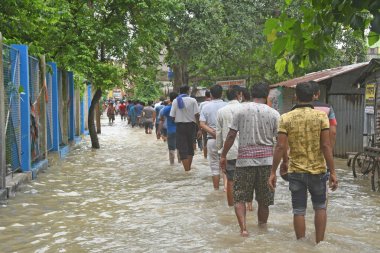 Burdwan Kasabası, Purba Bardhaman Bölgesi, Batı Bengal / Hindistan - 31.07.2021: Burdwan şehrinin çok sayıda bölgesi şiddetli yağmurlar ve Banka nehir suyu tarafından sular altında kaldı.