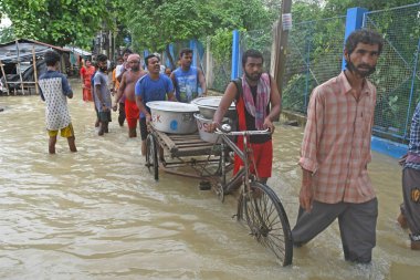 Burdwan Kasabası, Purba Bardhaman Bölgesi, Batı Bengal / Hindistan - 31.07.2021: Burdwan şehrinin çok sayıda bölgesi şiddetli yağmurlar ve Banka nehir suyu tarafından sular altında kaldı.