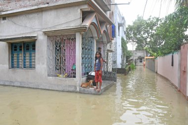 Burdwan Kasabası, Purba Bardhaman Bölgesi, Batı Bengal / Hindistan - 31.07.2021: Burdwan şehrinin çok sayıda bölgesi şiddetli yağmurlar ve Banka nehir suyu tarafından sular altında kaldı.