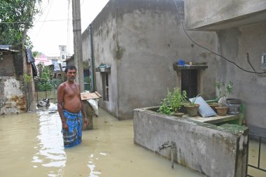 Burdwan Kasabası, Purba Bardhaman Bölgesi, Batı Bengal / Hindistan - 31.07.2021: Burdwan şehrinin çok sayıda bölgesi şiddetli yağmurlar ve Banka nehir suyu tarafından sular altında kaldı.