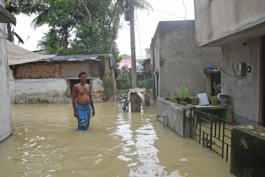 Burdwan Kasabası, Purba Bardhaman Bölgesi, Batı Bengal / Hindistan - 31.07.2021: Burdwan şehrinin çok sayıda bölgesi şiddetli yağmurlar ve Banka nehir suyu tarafından sular altında kaldı.