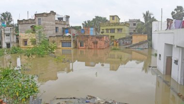Burdwan Kasabası, Purba Bardhaman Bölgesi, Batı Bengal / Hindistan - 31.07.2021: Burdwan şehrinin çok sayıda bölgesi şiddetli yağmurlar ve Banka nehir suyu tarafından sular altında kaldı.