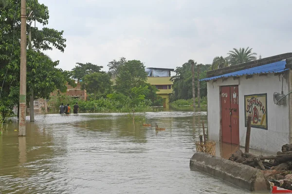 Burdwan Kasabası, Purba Bardhaman Bölgesi, Batı Bengal / Hindistan - 31.07.2021: Burdwan şehrinin çok sayıda bölgesi şiddetli yağmurlar ve Banka nehir suyu tarafından sular altında kaldı.
