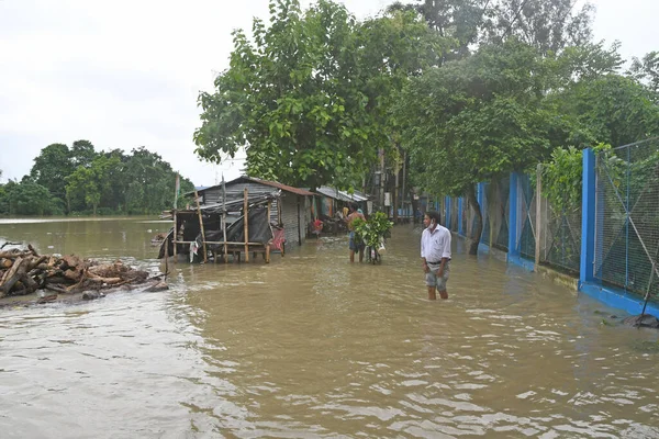 Burdwan Kasabası, Purba Bardhaman Bölgesi, Batı Bengal / Hindistan - 31.07.2021: Burdwan şehrinin çok sayıda bölgesi şiddetli yağmurlar ve Banka nehir suyu tarafından sular altında kaldı.